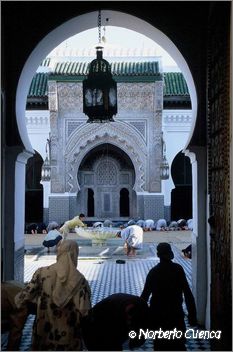 061marruecos 2003-fes-gran mezquita con fieles